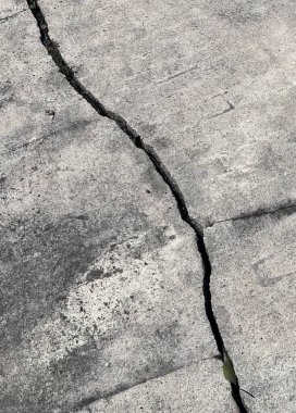 Kaldırımda bir çatlak..