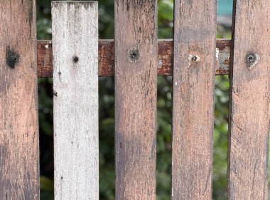 Çit ahşap ve demirden yapılmıştır...