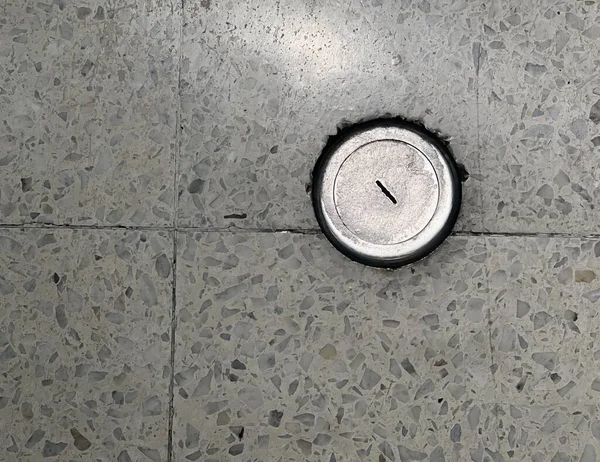 Eine Uhr Auf Dem Boden Eines Gebäudes — Stockfoto