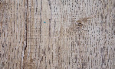 Tahta bir masaya yakın..