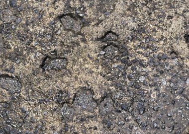 Bir kaç küçük deliği olan yere yakın bir yer..