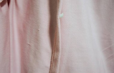 Elbisenin önündeki dikişleri kapat..