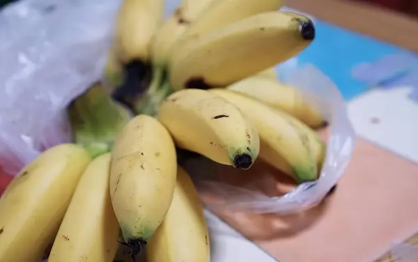 Montón Plátanos Sentados Encima Una Bolsa Plástico — Foto de Stock