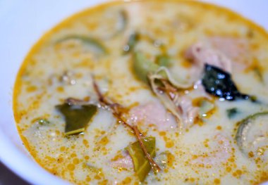 Masanın üzerinde duran bir tabak yemek..