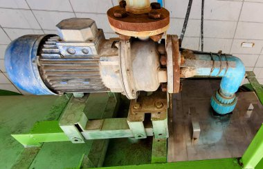 Makinenin parçalarını kesmek için kullanılan bir makine.