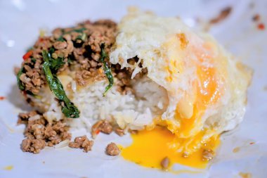 Pirinç ve sebzeli bir yemek resmi..