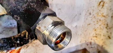 Vida su borusunun vanasını tutuyor..