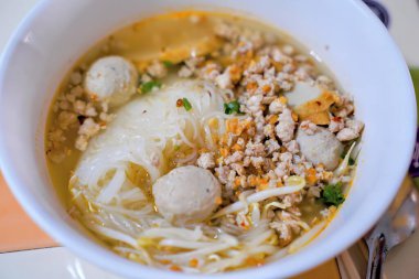 Köfteli ve peynirli bir kase erişte..