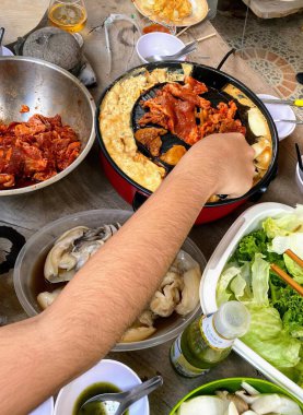 Masada yemek hazırlayan biri..