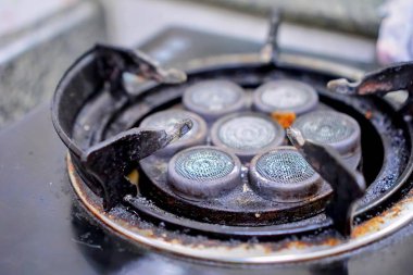 Ocağın tepesinde ocağın üstünde..