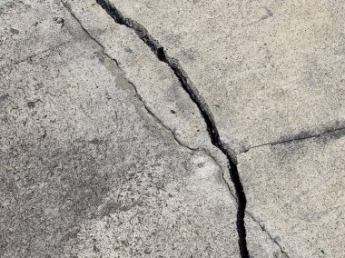 Kaldırımda bir çatlak..