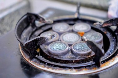 Ocağın tepesinde ocağın üstünde..