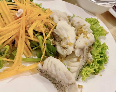 Masada bir tabak yemek..