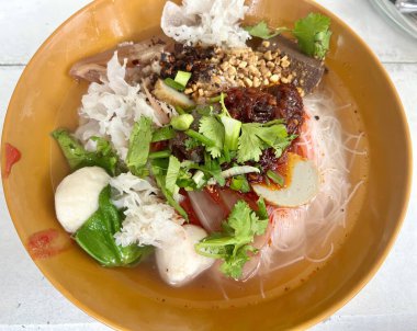 Çeşitli malzemelerle bir kase pirinç..