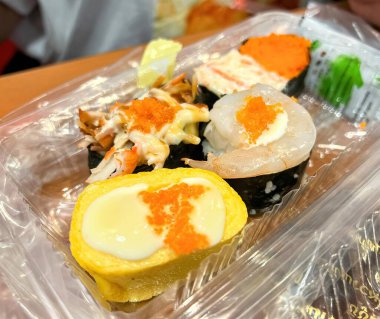 Etkinlikte bir suşi seçimi.