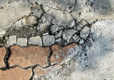 Çöldeki bir binanın duvarı..