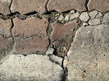 bir çatlak kaldırım.