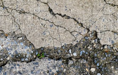 Londra şehrindeki bir binanın beton duvarında bir çatlak..