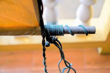 Bir ip parçasına bağlanmış bir ip..