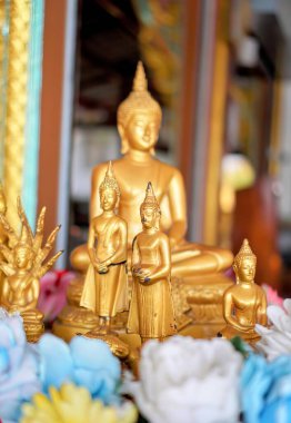 Yazarın altın heykeli..