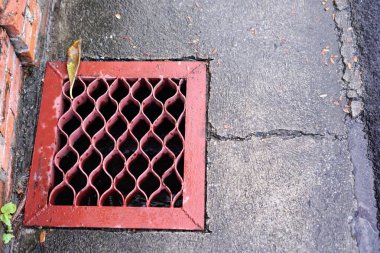 Fransa 'nın güneyinde küçük bir kasabanın kaldırımında küçük bir metal ızgara..