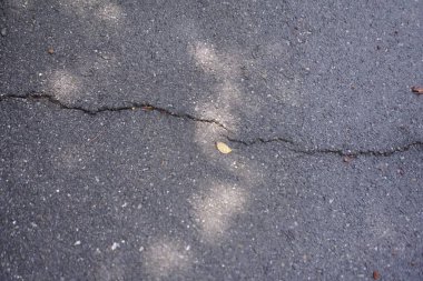 Asfalt çatlamak.