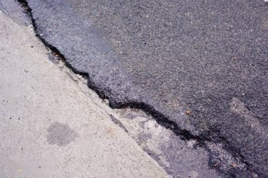 Asfaltta bir çatlak.