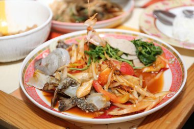 Karides ve sebzeli bir tabak yemek..