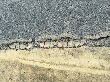 Asfalt çatlamak.