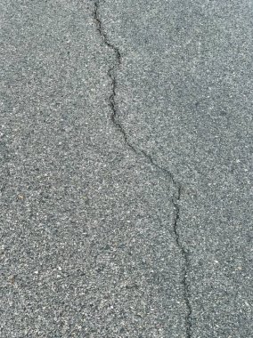 Asfalt, asfalttaki bir çatlağın yaygın bir şeklidir..