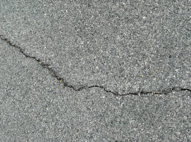 Asfaltta bir çatlak.