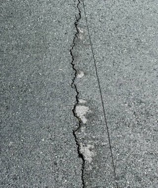 Yoldaki bir çatlak..