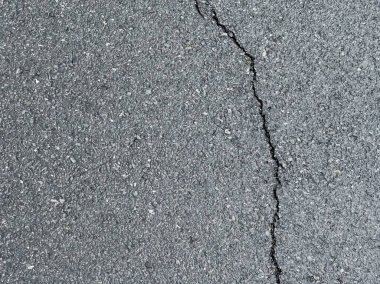 Çatlaklı bir yola yakın çekim.