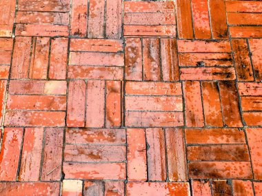 Kırmızı tuğla desenli tuğla bir duvar.