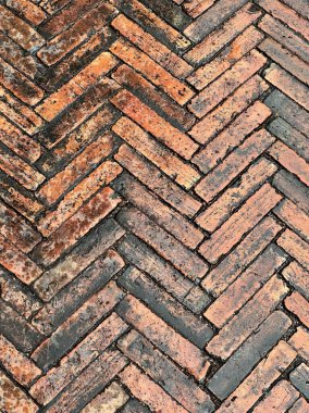 Bir tuğla zemine yakın çekim.