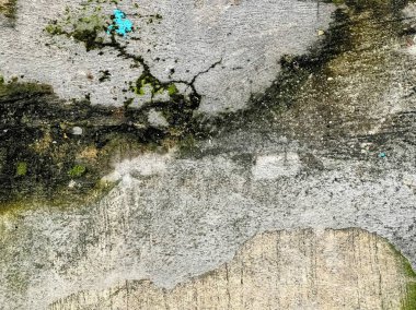 Üzerinde mavi boya olan bir duvar..