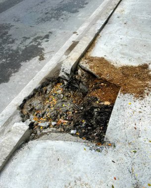 Kaldırımda bir delik..