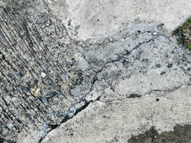 Betonda bir çatlak var..
