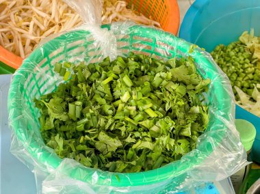 Plastik torbada taze yeşil sebzeler..