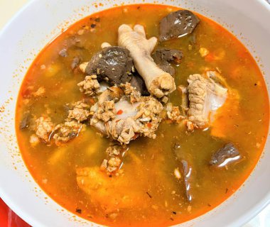 Kemik ve etle bir kase çorba..