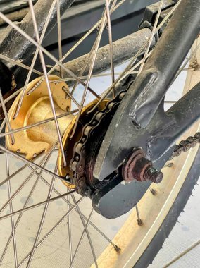 Tekerleğe zincir takılmış..