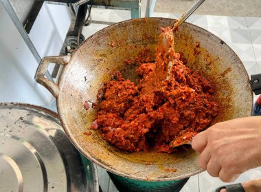 Büyük bir kase et..