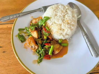 Pirinç ve sebzeli bir tabak yemek..