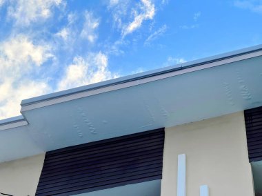 Gökyüzü mavi ve beyaz.