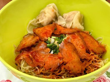 Bir kase erişteli börek..