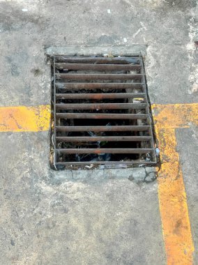 Kaldırımın ortasında bir ızgara..