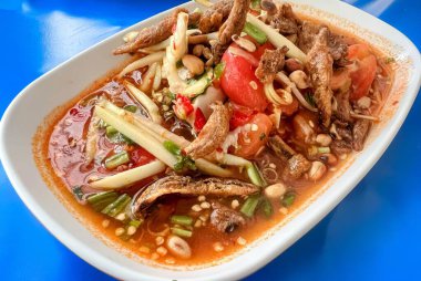 Tavuk ve sebzeli bir kase çorba..