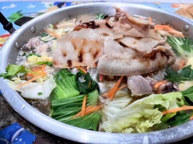 Tavuk ve sebzeli bir kase yemek..