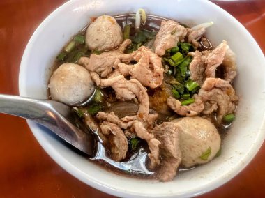 İçinde kaşık olan bir kase yemek..