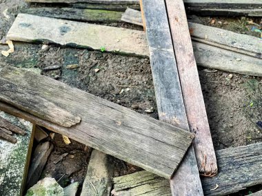 Çatı için temel olarak kullanılan bir tahta parçası..